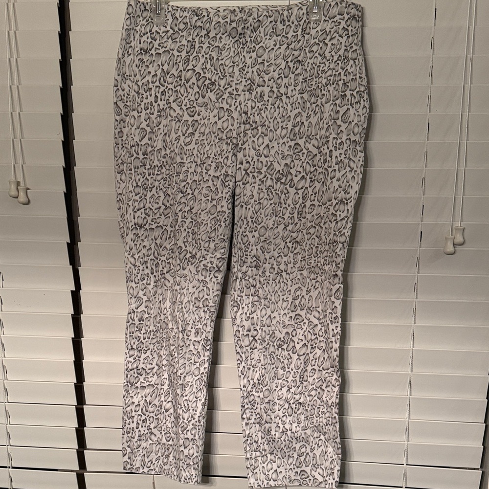 Chico's Gray and White Leopard Print Cropped Pants size 1